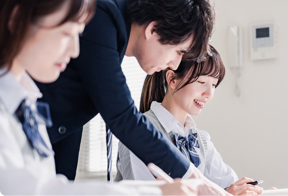 講師が生徒の横につき教えている
