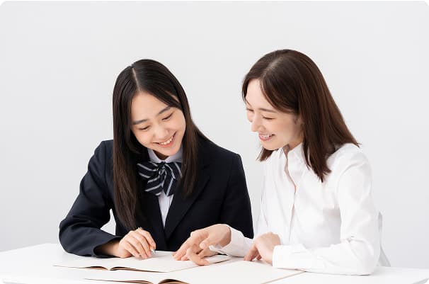 講師と生徒が笑顔で個別指導を受けている