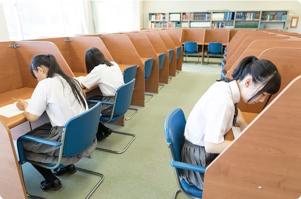 自習室で学習している生徒達